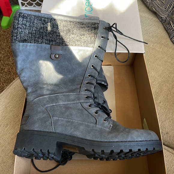 Never worn knee high boots - Picture 3 of 6